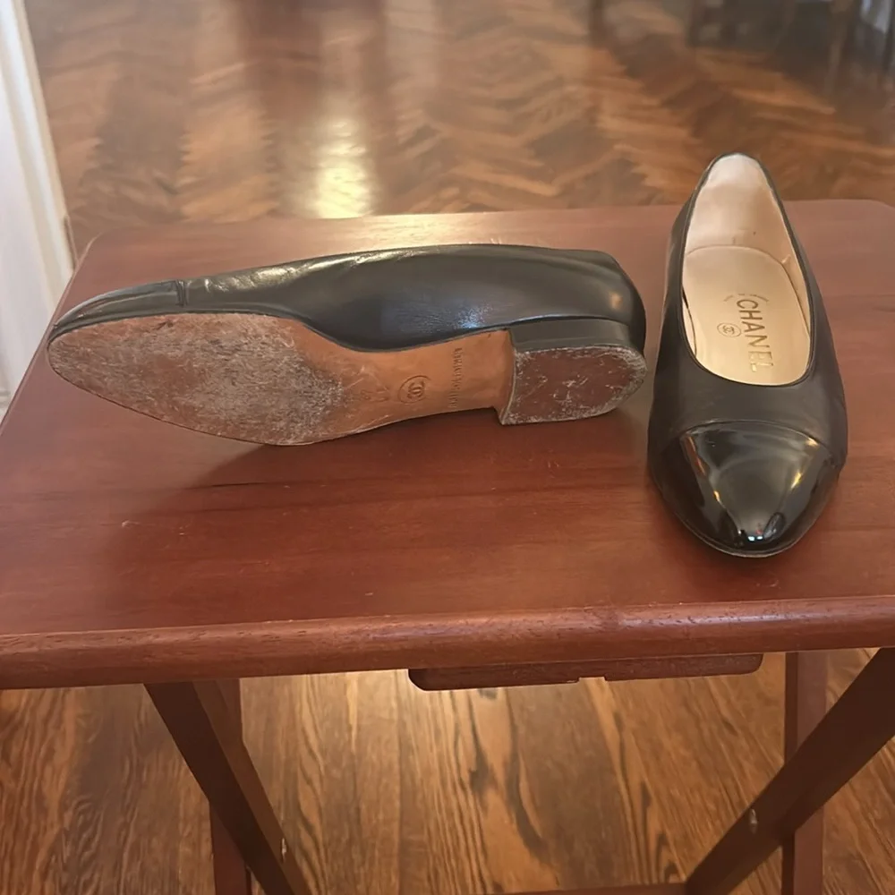 Vintage Chanel Flats with patent leather toe - Picture 3 of 6